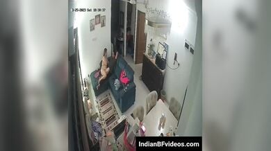 सीसीटीवी मे कैद हुआ देसी कपल का होममेड रोमांस