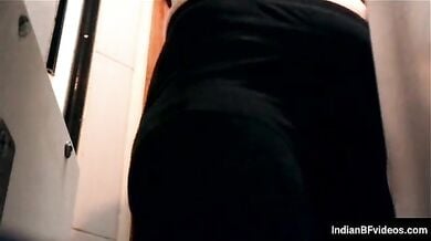 दोस्त की मॉम को चड्डी पहनते हुए देखा