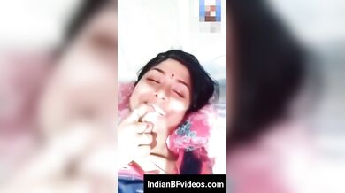 ननद के साथ बैठ भाभी अपने लवर को विडोकाॉल पे अपनी चुत दिखाती है