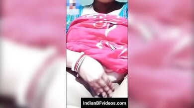 ननद के साथ बैठ भाभी अपने लवर को विडोकाॉल पे अपनी चुत दिखाती है