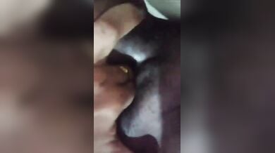 दो उंगलियां डालकर चूत का गुलाबी भोसड़ा निकालती औरत