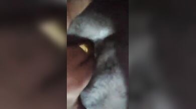 दो उंगलियां डालकर चूत का गुलाबी भोसड़ा निकालती औरत
