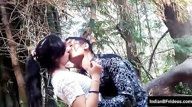 ब्यूटीफुल गर्लफ्रेंड के साथ पार्क के कोने में बनाया अश्लील वीडियो