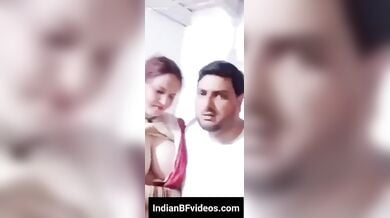 देवर अपनी भाभी के बडे मोटे गोरे बूब्स को दबा रहा है