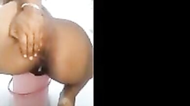 भारी भरकम बदन वाली औरत ने दिखाया अपना वजनदार पिछवाड़ा