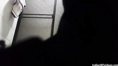 होटल में रुकी क्यूट नेपाली लड़की का न्यूड बाथरूम वीडियो