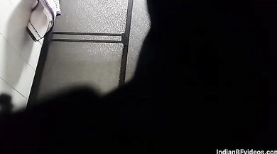 होटल में रुकी क्यूट नेपाली लड़की का न्यूड बाथरूम वीडियो