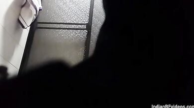 होटल में रुकी क्यूट नेपाली लड़की का न्यूड बाथरूम वीडियो
