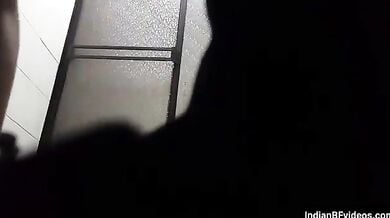 होटल में रुकी क्यूट नेपाली लड़की का न्यूड बाथरूम वीडियो