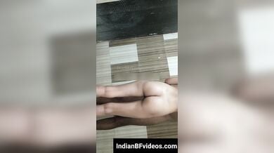 हिंदी मे बात करते हुए स्लिम गर्लफ्रेंड को बाथरूम मे चोदा