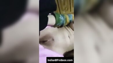 क्यूट गर्ल ने दिखाएं गोल-गोरे बूब्स और फलकेदार छूट