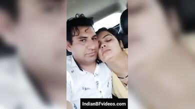 कार में खूबसूरत बीवी की गोरी चुचिया खोली