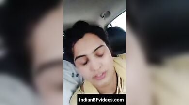 कार में खूबसूरत बीवी की गोरी चुचिया खोली