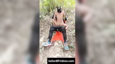 गाँव की लोकल रंडी जंगल मे जवान लडको के साथ चुद रही है