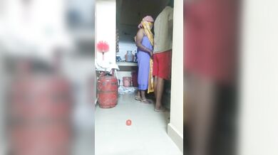 अभी अभी नहाकर आई औरत से वाटर कैन वाले ने किया रोमांस