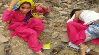 जंगल मे अपने आशिक के साथ चुदत्ते हुए पकड़ी गई गाँव की भाभी