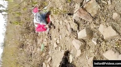 जंगल मे अपने आशिक के साथ चुदत्ते हुए पकड़ी गई गाँव की भाभी