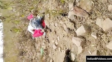 जंगल मे अपने आशिक के साथ चुदत्ते हुए पकड़ी गई गाँव की भाभी