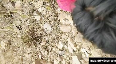 जंगल मे अपने आशिक के साथ चुदत्ते हुए पकड़ी गई गाँव की भाभी