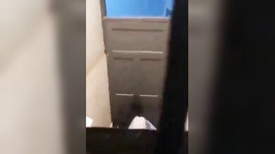 टॉयलेट में चुदाई कर रही बड़ी काली गांड लडकी का वायरल वीडियो