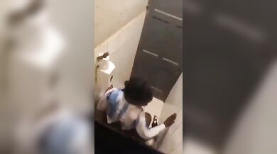 टॉयलेट में चुदाई कर रही बड़ी काली गांड लडकी का वायरल वीडियो