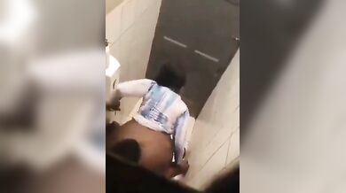 टॉयलेट में चुदाई कर रही बड़ी काली गांड लडकी का वायरल वीडियो