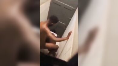टॉयलेट में चुदाई कर रही बड़ी काली गांड लडकी का वायरल वीडियो