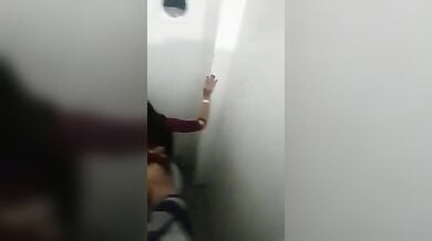 पब के टॉयलेट में चुदाई करते अनजान लड़का लड़की को देखें