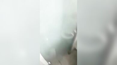 पब के टॉयलेट में चुदाई करते अनजान लड़का लड़की को देखें