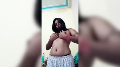 ब्रा कुर्ती उतारकर अपने बूब्स के साथ खेलती लड़की