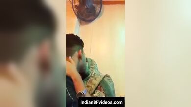 रेस्टुरेंट के अंदर गर्लफ्रेंड को चूमते हुए उसके बूब्स को चूसता लड़का