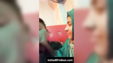 रेस्टुरेंट के अंदर गर्लफ्रेंड को चूमते हुए उसके बूब्स को चूसता लड़का