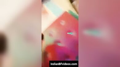 रेस्टुरेंट के अंदर गर्लफ्रेंड को चूमते हुए उसके बूब्स को चूसता लड़का