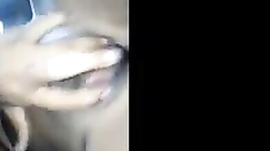 कच्चे बाथरूम और मकान में चूत में उंगली करती लड़की