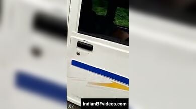 गाड़ी में मालिक की बीवी को चोदते ड्राइवर को मैंने चुपके से फिल्माया