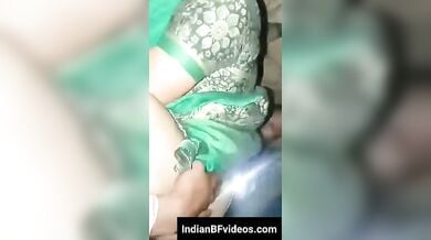 तेलगु रंडी ऑन्टी मजे ले रही है गैंगबैंग सेक्स का