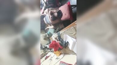 कपडे सिलवाने आई रंडी ऑन्टी चुदी जवान दर्जी के साथ