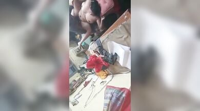 कपडे सिलवाने आई रंडी ऑन्टी चुदी जवान दर्जी के साथ