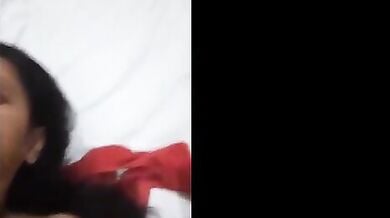 आंखें मूंदकर चुदाई का अनुभव करती क्यूट वाइफ