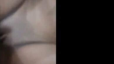 आंखें मूंदकर चुदाई का अनुभव करती क्यूट वाइफ