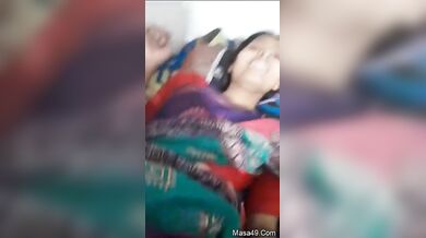 शर्मीली साड़ी वाली बीवी की चूत खोलकर दिखाई