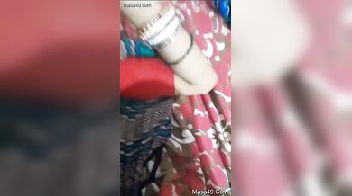 शर्मीली साड़ी वाली बीवी की चूत खोलकर दिखाई