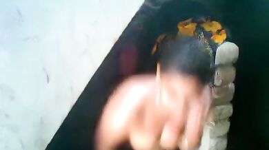 देवरानी को नंगी नहाते हुए जेठानी ने फिल्माया