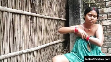 गाँव की भाभी खुल्ले मे नहती है और पड़ोस कर जवान लंड को चुस्ती है