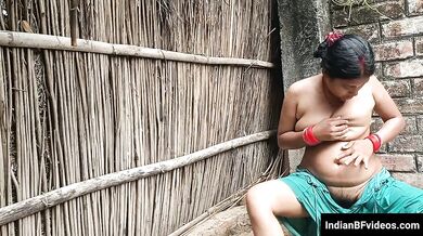 गाँव की भाभी खुल्ले मे नहती है और पड़ोस कर जवान लंड को चुस्ती है