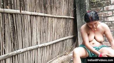 गाँव की भाभी खुल्ले मे नहती है और पड़ोस कर जवान लंड को चुस्ती है