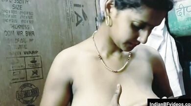 गाँव की स्लिम भाभी अपने बडे बूब्स को दबाते हुए खुद ही चूस रही है