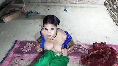 कुर्सी पे बैठ चुत चटवाई गाँव की भाभी ने फिर चुदी देवर के साथ