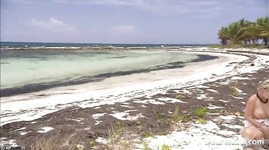 ट्रॉपिकल आइलैंड पर दो लौंडियों ने किया एक अनजान मर्द से हॉट थ्रीसम सेक्स!