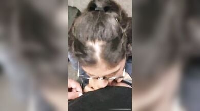 सेक्सी चश्मिश लड़की ने लंड चूसा